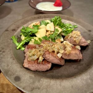 Rin Takanashi Instagram - 今日の夜ごはん。
春菊とりんごの、ちょっと洋風なサラダを作ったので、チキンソテーを作ろうかな🍳と思ったその時、
ピンポーンと、仙台の郷家選手⚽️👦から美味しそうな牛タンが届いたので、急遽牛タンに変更🤩
美味しくいただきました( ◠‿◠ ) 
#くまちゃんの箸置き
お箸は出雲の　#百年煤竹箸
#高梨食堂
#ご飯とお味噌汁の位置逆でした😰
