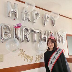 Rin Takanashi Instagram - 毎日、オトサツの撮影に励んでいます☺︎
今日は現場で誕生日を祝っていただきました🤩
朝、現場に入ったら、スタッフさんたちがハッピーバースデーのカチューシャを着けてくれていて、温かい現場に泣きそうになりました。
ほんとにほんとに、嬉しかった。

大好きな現場で誕生日を迎えられて、嬉しいです。

朝、予定よりだいぶ早めに着いてしまったので、飾り付けしてくれているところを目撃してしまいました🤣

また一年、感謝の気持ちを忘れず、取り組んでいきます。