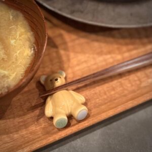 Rin Takanashi Instagram - 今日の夜ごはん。
春菊とりんごの、ちょっと洋風なサラダを作ったので、チキンソテーを作ろうかな🍳と思ったその時、
ピンポーンと、仙台の郷家選手⚽️👦から美味しそうな牛タンが届いたので、急遽牛タンに変更🤩
美味しくいただきました( ◠‿◠ ) 
#くまちゃんの箸置き
お箸は出雲の　#百年煤竹箸
#高梨食堂
#ご飯とお味噌汁の位置逆でした😰