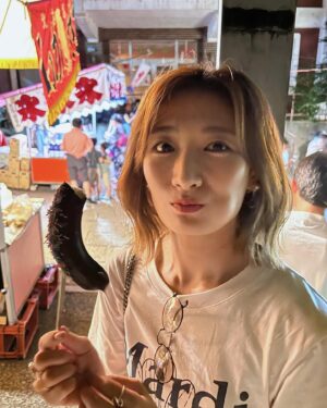 Rina Takeda Instagram - 🍧
このあと24時〜
『ワカコ酒7』第9夜の放送です。
暑い季節にお外で呑むお酒はけしからんねぇ🍶

最近は仕事に勉強に稽古に集中することが多くて、気持ち的にもゆるりとお酒が飲めていないのだけど、やり遂げたあとに呑むお酒はきっと格別だし、それもまた最高のつまみになるんだろうなとわくわくしております。美味しいお酒を呑むためにもがんばるぞ〜〜〜

仕事帰りに立ち寄ったお祭、滞在時間20分だったけどほっこりできました☺️盆踊りがダイスキです