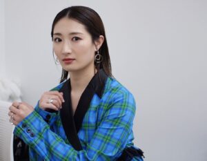 Rina Takeda Instagram - 🍿
撮ってもらった後に気付いた。お口の周りよ……。
まるでラメのように付いてるのでお洒落ってことで良いですか？🫡（※キャラメルポップコーンが美味しくて手が止まらなかった証拠です）

さて、『インファナル・アフェア4K』公開初日トークイベントにお越し頂いた皆さんありがとうございました。映画でお客さんと繋がる時間、楽しい時間でした。
現在私も映画の現場を行き来しながら、東京国際映画祭や香港映画祭に足を運び上映とトークイベントを観て刺激を貰ってます。フィリピンチームのQ&Aでお客さんが「ラストのシーンはどういう意味が含まれてますか？」という質問に対し、監督と各プロデューサーはそれぞれ違う回答をされていたのが印象的でした；）
「それぞれの解釈で良い」
受け取り方は人それぞれであって、感じ方も作り方も、まさに人それぞれ。感性というものは果てしなく面白いなと、映画にいつも気付かされる次第であります。
Each to thier own! That's interesting!