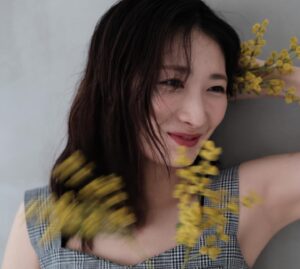 Rina Takeda Instagram - 💝
本日、33歳になりました。
今年もたくさんの「おめでとう」をありがとうございます。そして有難いことに、現場でスタッフの皆さんにお祝いしていただきました🥹🎂🎉

今日から新しい作品に入ったのですが、昨夜はそわそわして眠れずジムに行って無心にトレーニングしてシャワーを浴びていたら誕生日を迎えていたみたいです。お布団に入って携帯を見たら家族や友人たちから連絡が来ていて気付きました。誕生日を忘れる誕生日は初めてかもしれません。これはこれで幸せです。年齢を重ねる度に大切なものがより深くなり、やりたいことや夢中になれることで溢れているのは日々皆さんに支えられているからだなと実感しております。今までの道も、新たな道も、感謝を忘れず歩んで参ります🫡✨
まだまだ書きたいことはあるけれど、また眠れなくなってしまうので今日はこのへんで。
新たな一年も面白い作品を皆様にお届けできるように頑張ります。どうか楽しみに待っていてください！

Today I turned 33🙏🎂 I've leveled up! 
And I'm shooting a Latest movie today. I'm grateful for everything!
Hope you guys and I are healthy tomorrow too. 🍀