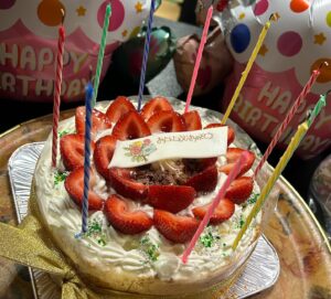 Rina Takeda Instagram - 💝
本日、33歳になりました。
今年もたくさんの「おめでとう」をありがとうございます。そして有難いことに、現場でスタッフの皆さんにお祝いしていただきました🥹🎂🎉

今日から新しい作品に入ったのですが、昨夜はそわそわして眠れずジムに行って無心にトレーニングしてシャワーを浴びていたら誕生日を迎えていたみたいです。お布団に入って携帯を見たら家族や友人たちから連絡が来ていて気付きました。誕生日を忘れる誕生日は初めてかもしれません。これはこれで幸せです。年齢を重ねる度に大切なものがより深くなり、やりたいことや夢中になれることで溢れているのは日々皆さんに支えられているからだなと実感しております。今までの道も、新たな道も、感謝を忘れず歩んで参ります🫡✨
まだまだ書きたいことはあるけれど、また眠れなくなってしまうので今日はこのへんで。
新たな一年も面白い作品を皆様にお届けできるように頑張ります。どうか楽しみに待っていてください！

Today I turned 33🙏🎂 I've leveled up! 
And I'm shooting a Latest movie today. I'm grateful for everything!
Hope you guys and I are healthy tomorrow too. 🍀