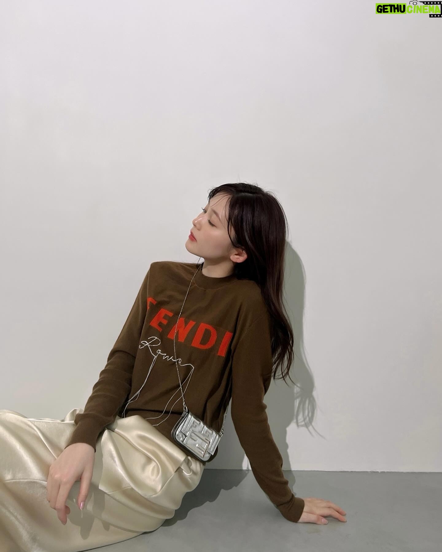Rinka Kumada Instagram - ニットにキラキラが気分✨ お花も一緒に、ありがとうございます♡ Thanks a lot FENDI