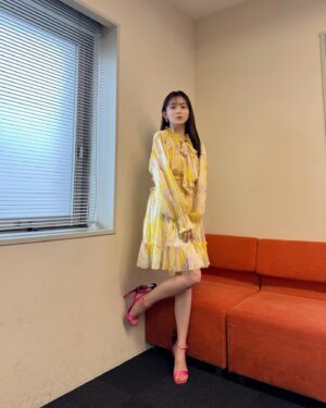 Rinka Kumada Instagram - 夜きみチームでお仕事の日！
撮影から1年、こうしてスタッフの皆さんに会えるのがとても嬉しい🥰
この衣装はなんの衣装か、お楽しみに💛