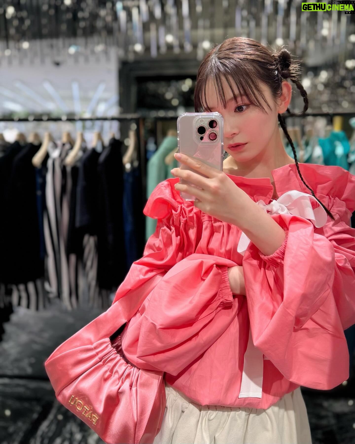 Rinka Kumada Instagram - 大大大好きなPATOU🥹🫶🏻 PATOU “the atelier” へ行ってきました! ボリュームブラウスに合わせるリボンを好きなカラーにできたり、イニシャル刺繍を入れられるサービスを体験してきたよ🕊️ とても悩んだけど、、春夏らしく華やかなピンクと白リボンに🩷 5月7日(火)まで開催中なので、GWお出掛けの予定がある方はぜひ🌼 #patou #patouatelier #パトゥ #パトゥアトリエ