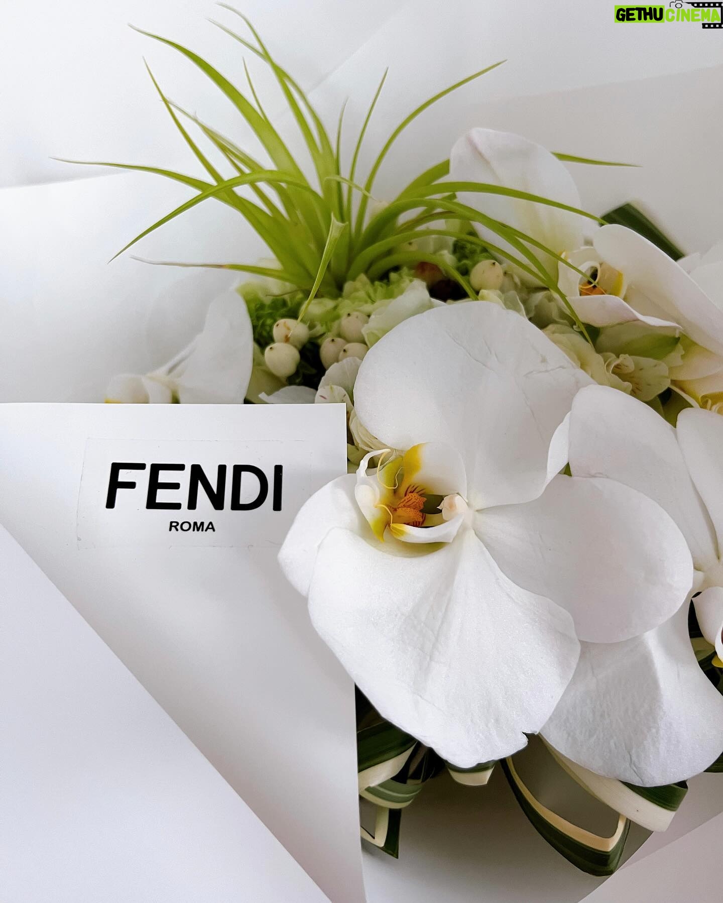Rinka Kumada Instagram - ニットにキラキラが気分✨ お花も一緒に、ありがとうございます♡ Thanks a lot FENDI