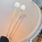 Rinka Kumada Instagram - 「さよならマエストロ」最終回、 ありがとうございました🎼 マエストロが菜々にかけてくれた言葉一つ一つが温かくて背中を押してくれて、 菜々として過ごした撮影の日々は、私にとってかげがえのない時間になりました😊🥁 2枚目のマレットは、ティンパニ監修をしてくださっていた久保先生が貸してくださっていたものです。 ティンパニ練習の日も、撮影の日も、他の仕事の時も、肌身離さずもっていた私のお守りのようなマレットです！！ このマレットのおかげで、より菜々の気持ちに寄り添えた気がしています。✨ さよならマエストロ！！！また逢う日まで🎶 #TBS #日曜劇場 #さよならマエストロ