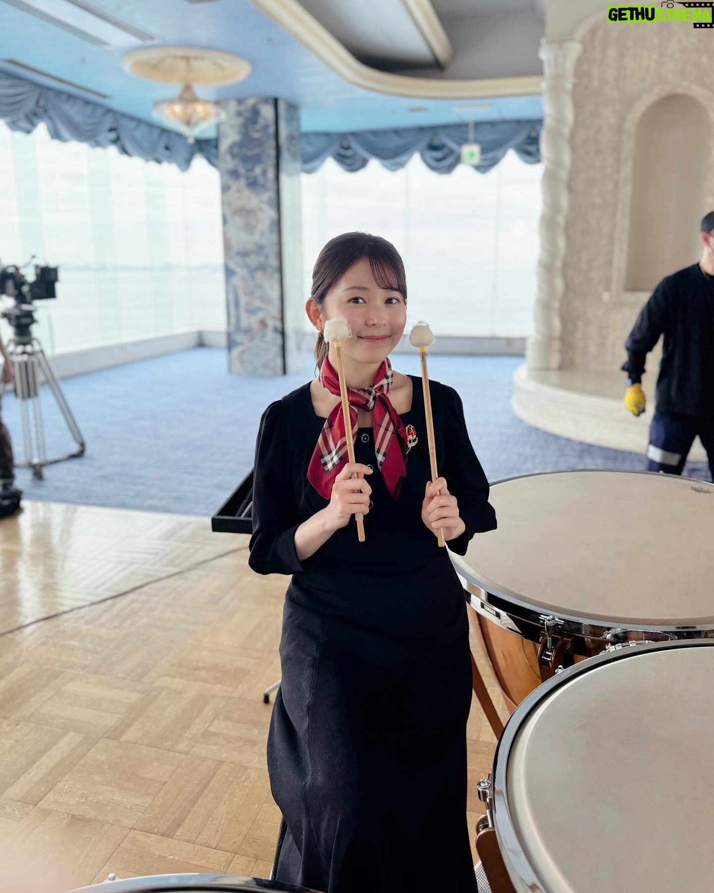 Rinka Kumada Instagram - もうすぐ第9話🫶🏻海が見える素敵な場所での演奏🩵 第1話とスカーフが違うのおしゃれだよね🧣 最後の動画は、第7話でのカホンレッスン😂 打楽器楽しすぎる〜!!! #第9話はティンパニが3台に、、、 #TBS #日曜劇場 #さよならマエストロ