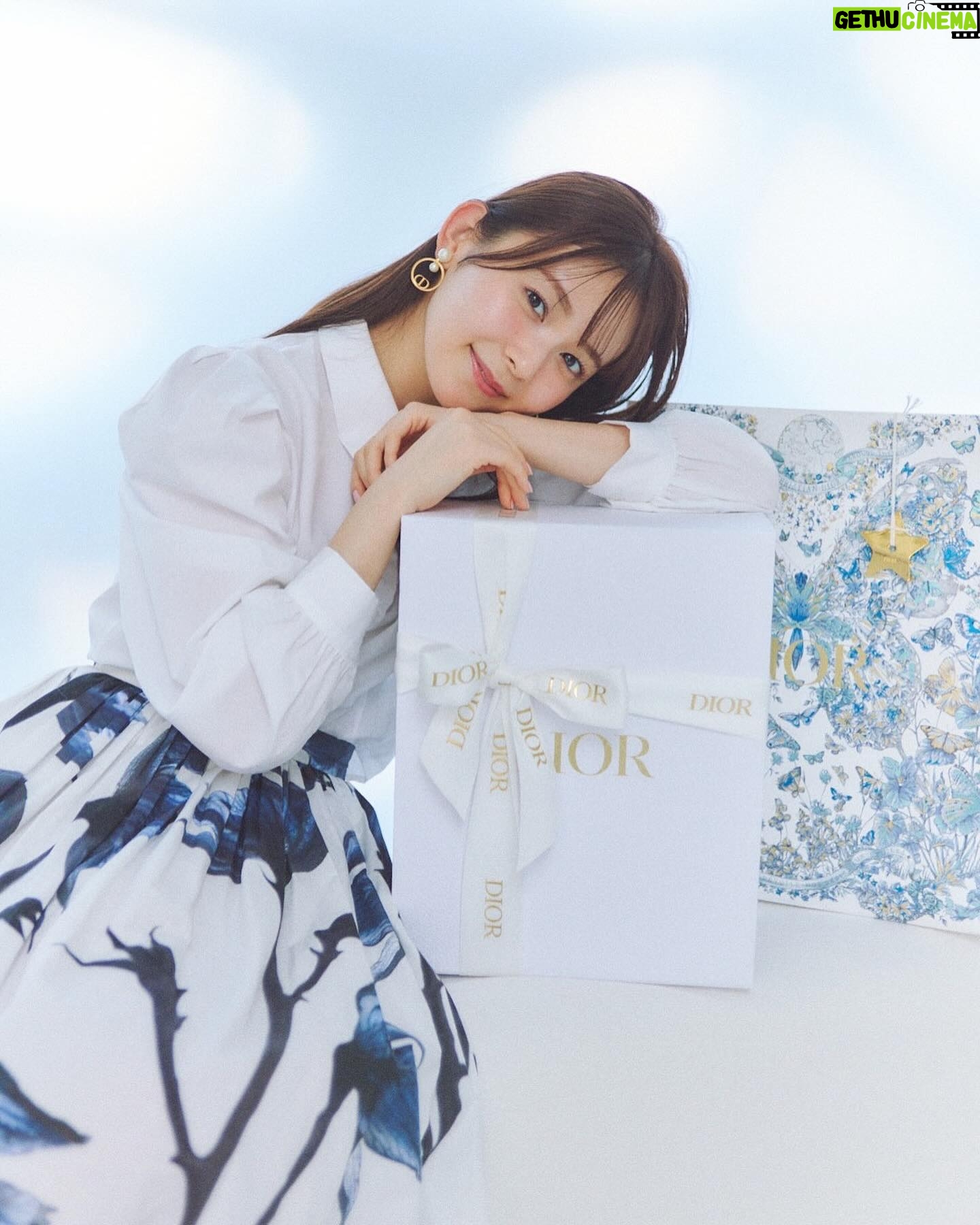 Rinka Kumada Instagram - Thankyou Dior🩵 素敵なクリスマスプレゼントをありがとうございます🎄❄️ 蝶の刺繍かわいい🦋 #DiorCruise #ディオールホリデーポップアップ #SupportedByDior