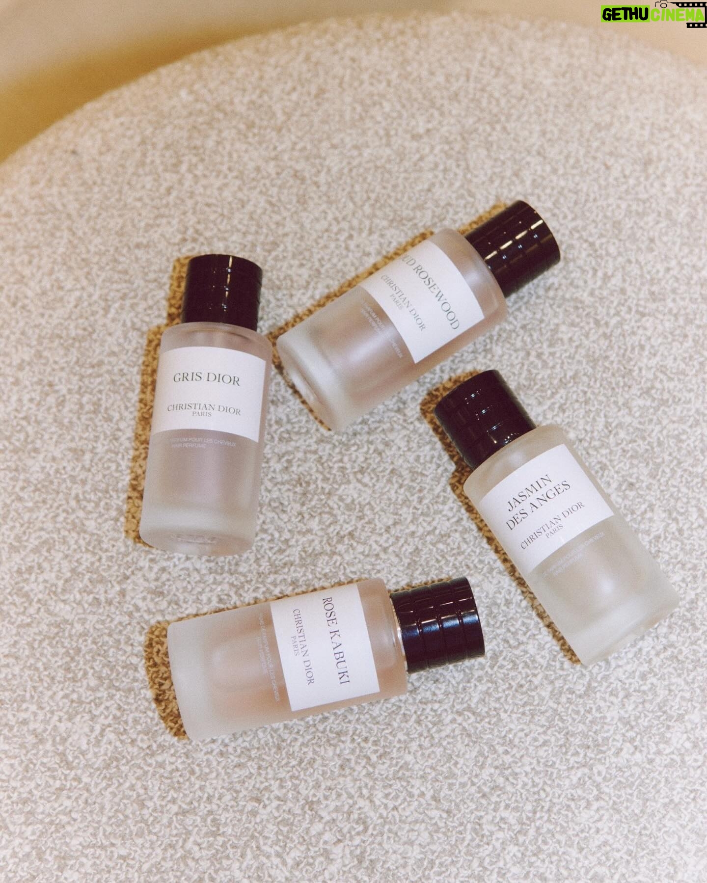 Rinka Kumada Instagram - メゾン クリスチャン ディオールに行ってきました🕊️ 22種類の中から、カウンセリングを通して自分に合った香水を紹介していただいたら、 ミチと同じ”ラ コルノワール”にたどり着きました🤍 クリスチャン・ディオールが愛したラ コル ノワール城の庭にはセンティフォリア ローズが一面に咲くというストーリーから創り出されたそうで、この香りだけでその場所に行ったかのような素敵な感覚になります☺️ FASHION POST に記事も載っているのでぜひ💐 #メゾンクリスチャンディオール #SupportedbyDior
