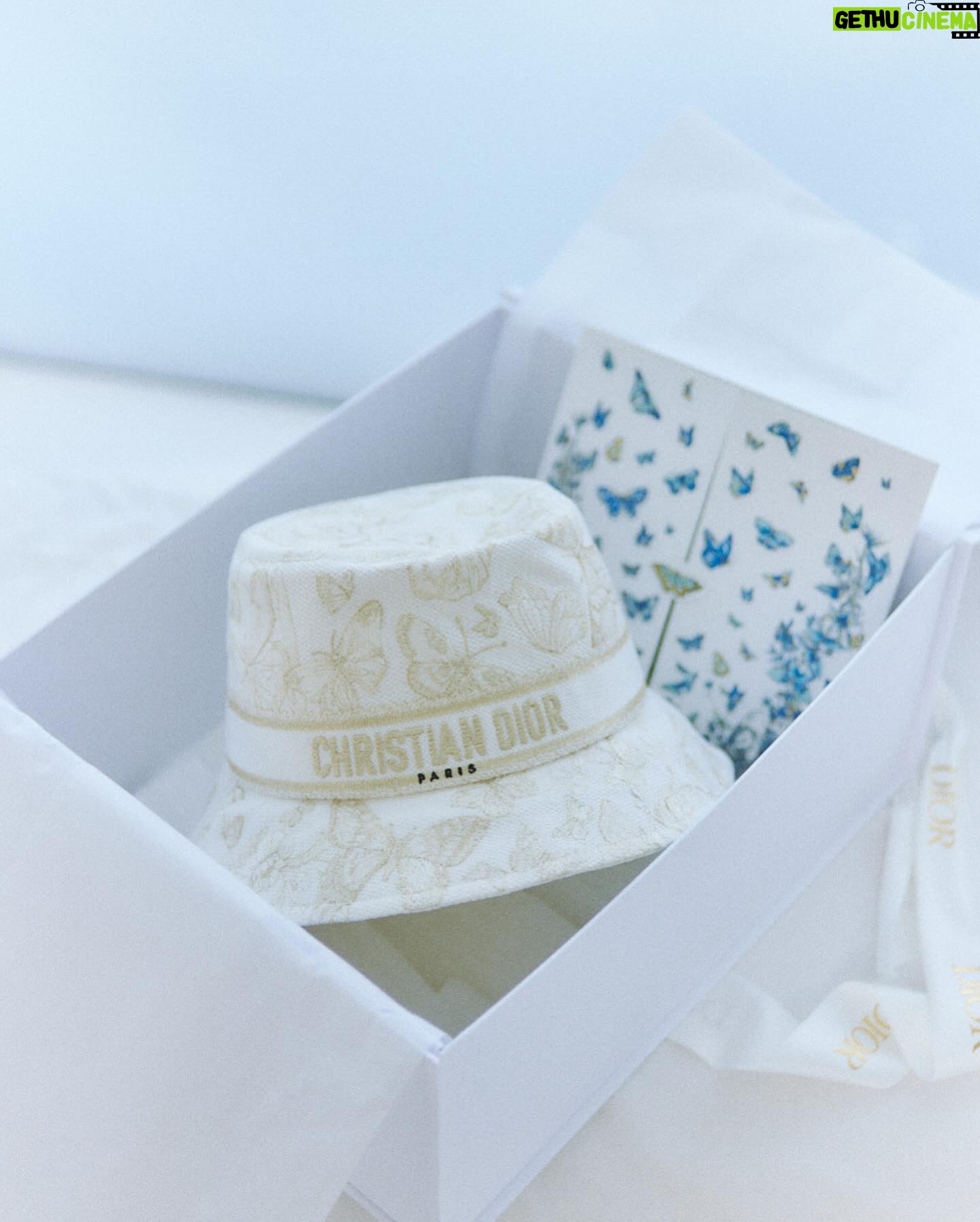 Rinka Kumada Instagram - Thankyou Dior🩵 素敵なクリスマスプレゼントをありがとうございます🎄❄️ 蝶の刺繍かわいい🦋 #DiorCruise #ディオールホリデーポップアップ #SupportedByDior