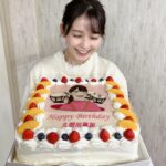 Rinka Kumada Instagram - さよならマエストロ第7話、 21:00から放送です🎶 誕生日だったので、現場でケーキをいただきました😭✨ ケーキのイラストは助監督さんが描いてくださっていて、ティンパニが再現されていて感動しちゃいました🥹 しかも菜々ヘアー忠実！！笑 コスプレのオフショットは、 左からベートーヴェン先生モーツァルト先生ロッシーニ先生バッハ先生🎶 #先生つけないとマエストロに怒られる　！ #TBS #日曜劇場 #さよならマエストロ