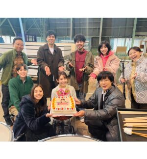 Rinka Kumada Instagram - さよならマエストロ第7話、
21:00から放送です🎶
誕生日だったので、現場でケーキをいただきました😭✨
ケーキのイラストは助監督さんが描いてくださっていて、ティンパニが再現されていて感動しちゃいました🥹
しかも菜々ヘアー忠実！！笑
コスプレのオフショットは、
左からベートーヴェン先生モーツァルト先生ロッシーニ先生バッハ先生🎶
#先生つけないとマエストロに怒られる　！
#TBS #日曜劇場 #さよならマエストロ