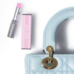 Rinka Kumada Instagram - ミス ディオールの新たなスティックフレグランス「MINI MISS」が1月19日に誕生🫧 バッグから取り出すたびにときめく、柔らかなピンクの千鳥格子模様が可愛い🫶🏻 フレッシュなフローラルが繊細に香る、ブーケブルーミングブーケ💐 1日の始まりや気持ちを切り替えたい時に、 首元やデコルテ、手首につけたいと思います♡ @diorbeauty @dior #ミスディオール #PR