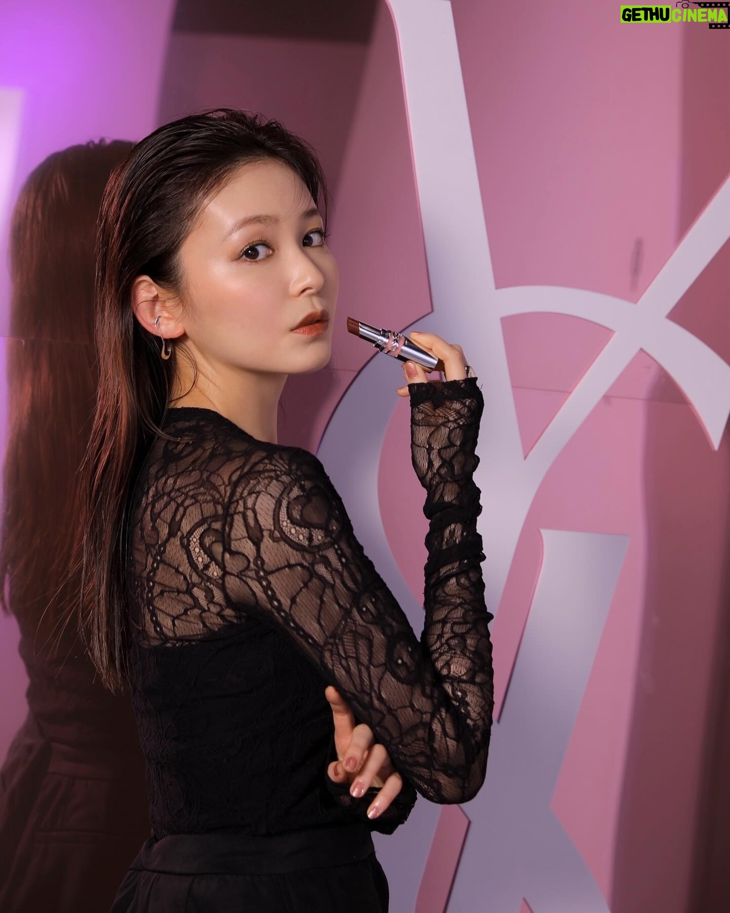 Rinka Kumada Instagram - YSL LOVESHINE FACTORY ルージュ ヴォリュプテ シャインが進化した、YSLラブシャイン♡うるっとしたツヤがさらにアップしてたよ🕊️ 私のお気に入りカラーは、No.207 シニックブラウン。 赤みのあるブラウンで塗るだけで大人な印象に🥀 #YSLLoveshine #YSLラブシャイン #yslmakeup #PR