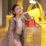 Rinka Kumada Instagram - FENDI SELLERIA 体験型ポップアップストア「Fendi Selleria 」へ🤍 「セレリア」は、メゾンのレザーグッズの最初のプロジェクトのひとつで、様々なコレクションへ受け継がれています。 そして、私も大好きなフェンディのアイコンバッグ「ピーカブー」の製造を少し体験しました🪡 繊細な工程で作られていることを肌で感じられて、FENDIをまた深く知ることができました✨ MEDIA DEPARTMENT TOKYOにて3月31日（日）まで開催中です！ みなさんもぜひ🕊️ #FendiSelleria #PR