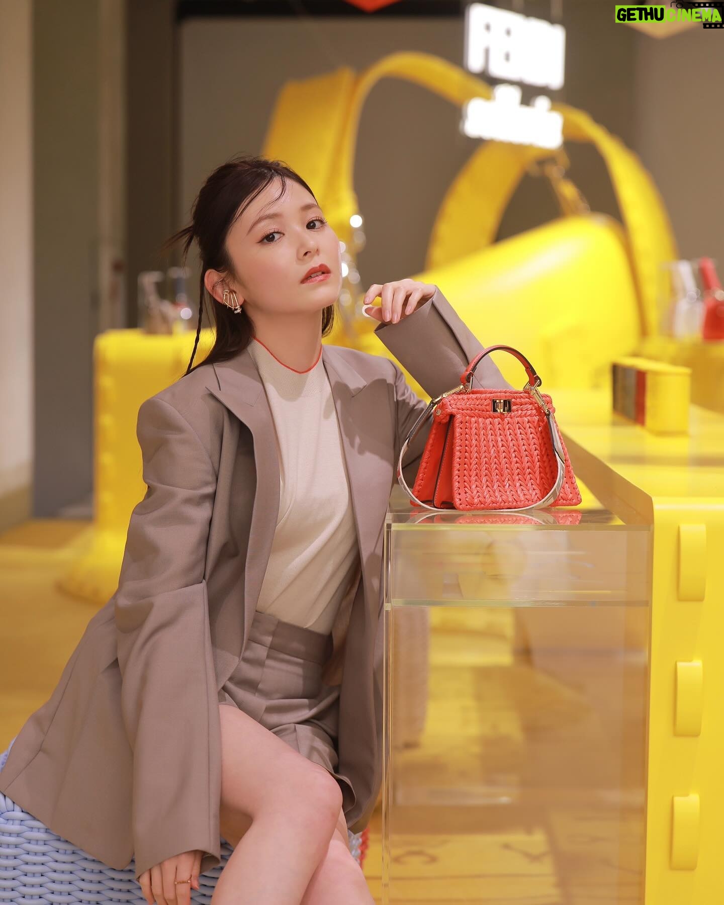 Rinka Kumada Instagram - FENDI SELLERIA 体験型ポップアップストア「Fendi Selleria 」へ🤍 「セレリア」は、メゾンのレザーグッズの最初のプロジェクトのひとつで、様々なコレクションへ受け継がれています。 そして、私も大好きなフェンディのアイコンバッグ「ピーカブー」の製造を少し体験しました🪡 繊細な工程で作られていることを肌で感じられて、FENDIをまた深く知ることができました✨ MEDIA DEPARTMENT TOKYOにて3月31日(日)まで開催中です! みなさんもぜひ🕊️ #FendiSelleria #PR