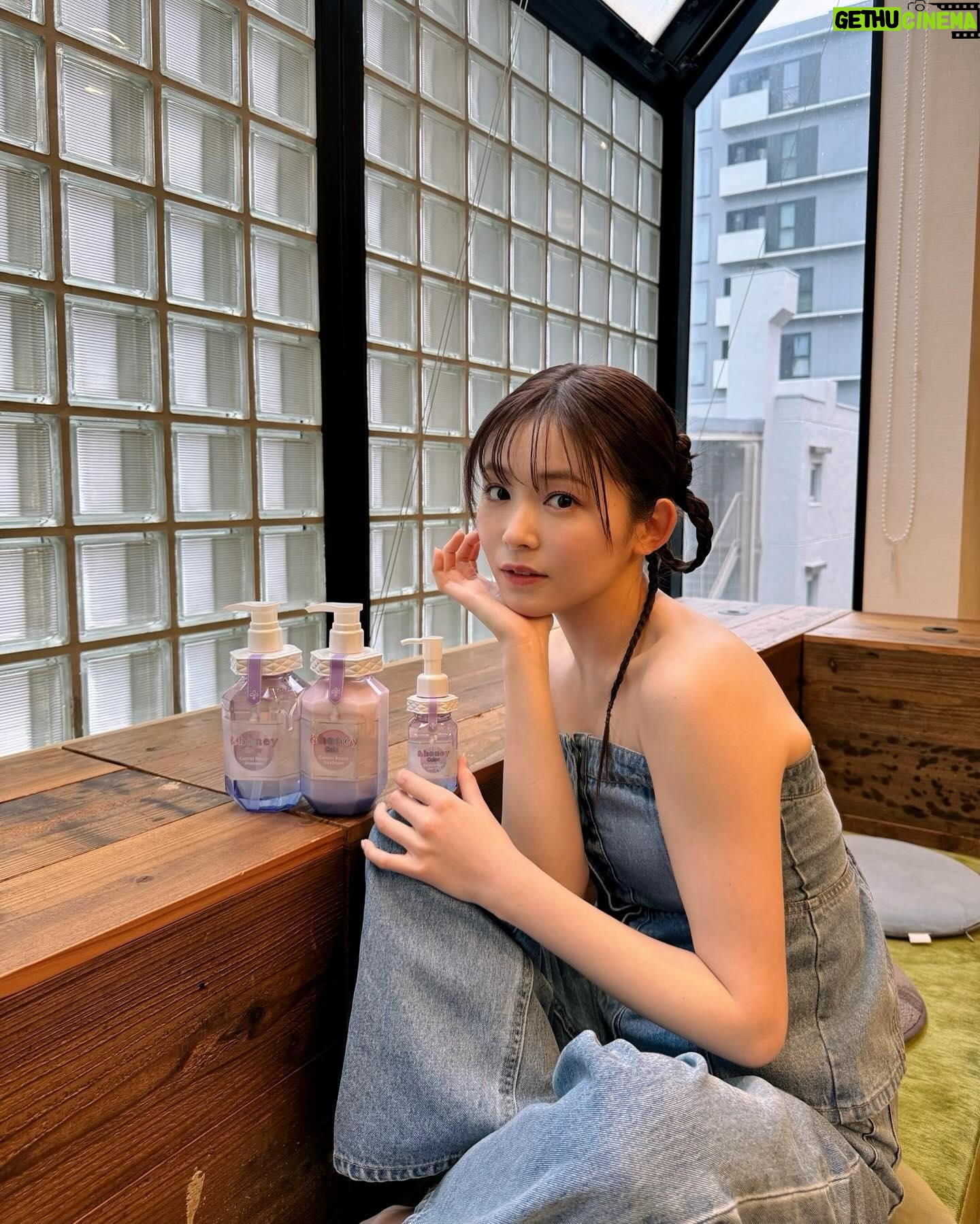Rinka Kumada Instagram - &honey WEB CMに出演しています🐝🌼 初のカラーケア商品、&honey Colorが発売になったよ! ハチミツ美容でしっとり保湿しながら、カラーケア成分が入っているんだって😳 夏はいろんな場面での色落ちが気になるから、カラーキープできるのは本当に嬉しい!! 全国のドラックストア等で購入できるので、ぜひチェックしてみてね! #アンドハニーカラー #PR #アンドハニー