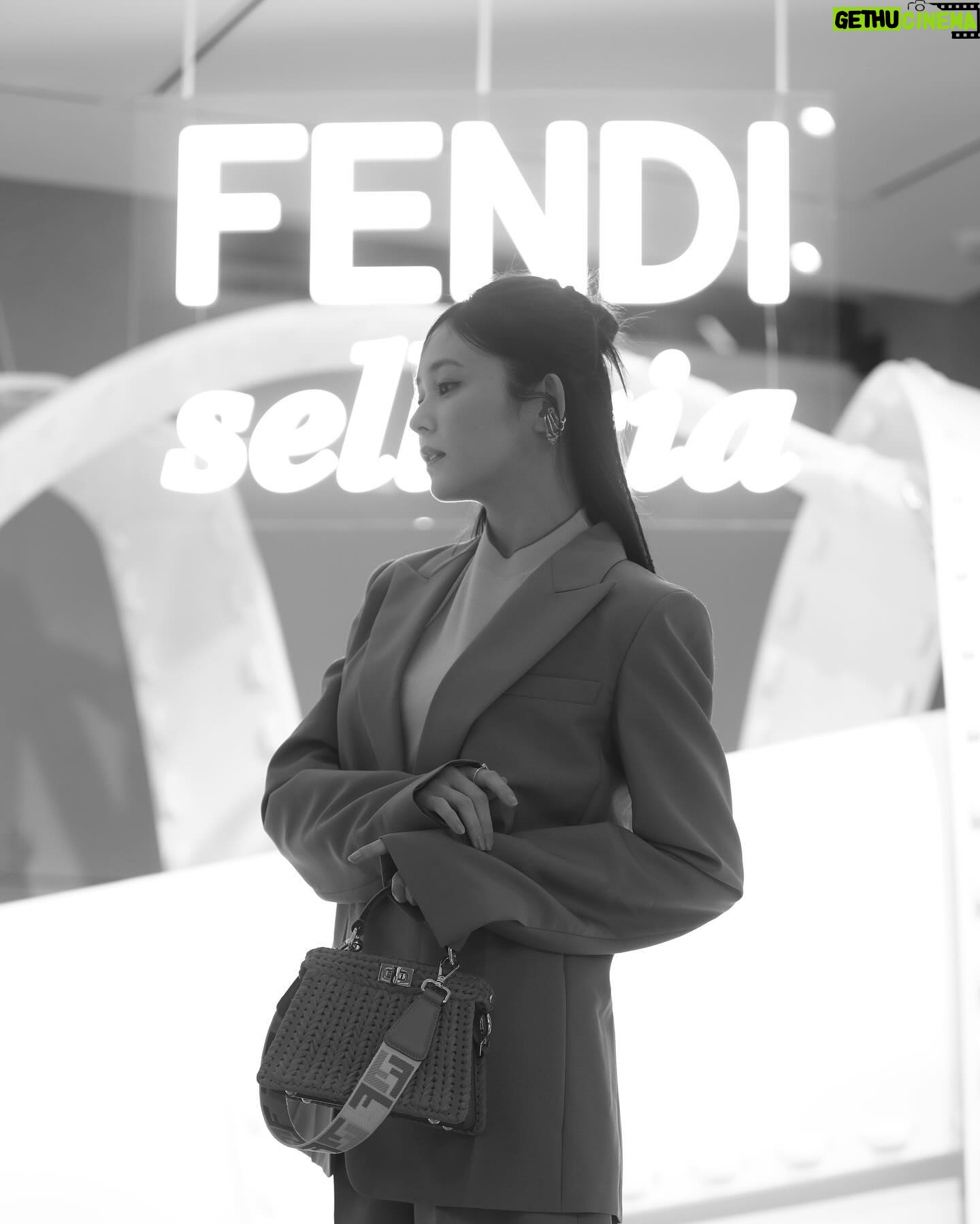 Rinka Kumada Instagram - FENDI SELLERIA 体験型ポップアップストア「Fendi Selleria 」へ🤍 「セレリア」は、メゾンのレザーグッズの最初のプロジェクトのひとつで、様々なコレクションへ受け継がれています。 そして、私も大好きなフェンディのアイコンバッグ「ピーカブー」の製造を少し体験しました🪡 繊細な工程で作られていることを肌で感じられて、FENDIをまた深く知ることができました✨ MEDIA DEPARTMENT TOKYOにて3月31日(日)まで開催中です! みなさんもぜひ🕊️ #FendiSelleria #PR