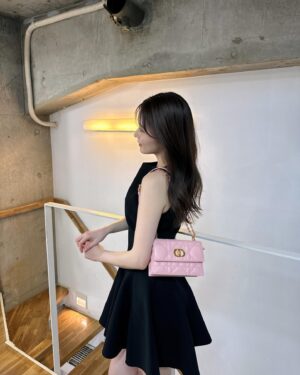 Rinka Kumada Instagram - 早く春になって欲しいと感じる心踊るピンク🌸
これからも大切に使っていきたい🕊️
Thank you Dior♡