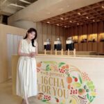 Rinka Kumada Instagram - 十六茶 presents 「16CHA FOR YOU」🌿 自分だけの十六茶が作れるイベントに行ってきたよ🕊 十六茶に入っている16種類の素材や香り、味わいを感じながら、好きなブレンド茶を作れるんだって〜！ 私は、とうもろこし、たんぽぽの根、あわ、小豆、ゆずの皮をブレンド。♡ いつもとは違う、十六茶が完成したよ！ ホットとアイスで味が変わるのも面白かった😊 5月27日(月)まで神宮前COURT Cで開催中です！ぜひいってみてね！ #16chaforyou #十六茶 #PR