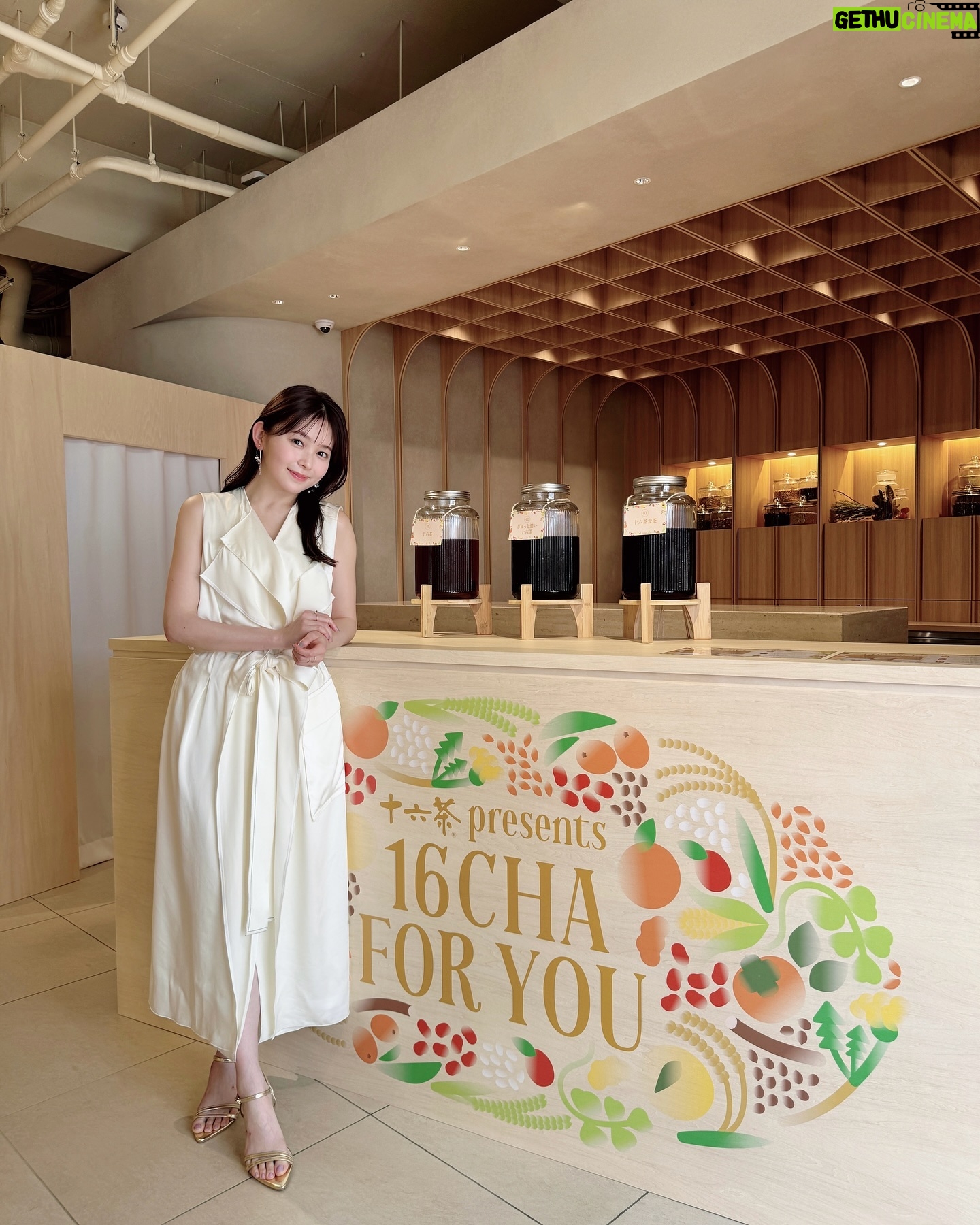 Rinka Kumada Instagram - 十六茶 presents 「16CHA FOR YOU」🌿 自分だけの十六茶が作れるイベントに行ってきたよ🕊 十六茶に入っている16種類の素材や香り、味わいを感じながら、好きなブレンド茶を作れるんだって〜! 私は、とうもろこし、たんぽぽの根、あわ、小豆、ゆずの皮をブレンド。♡ いつもとは違う、十六茶が完成したよ! ホットとアイスで味が変わるのも面白かった😊 5月27日(月)まで神宮前COURT Cで開催中です!ぜひいってみてね! #16chaforyou #十六茶 #PR