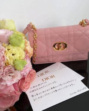 Rinka Kumada Instagram - 早く春になって欲しいと感じる心踊るピンク🌸
これからも大切に使っていきたい🕊️
Thank you Dior♡