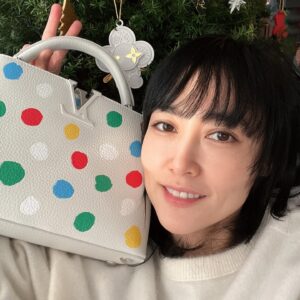 Rinko Kikuchi Instagram - Happy Holidays🤍❤️💛💙💚 

#louisvuitton #lvxyayoikusama