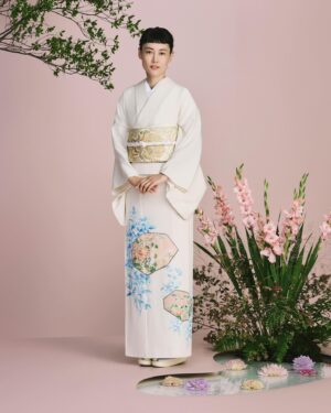 Rinko Kikuchi Instagram - 夏になる前に、春っぽい写真を🤍

講談社「NIKKEI MAGAZINE Ai」11月号
千總タイアップ撮影

Kimono: @chiso1555 
Photo: @mitsuo_okamoto 
Make-up: @tomohiro_makeup 
Hair: @koichi_nishimura_