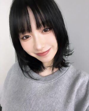 Rinne Yoshida Instagram - 髪の毛暗くしてちょっと切っちまった🤗
まつ毛きれいにしてもらった！！！
久しぶりの自撮り自撮り
