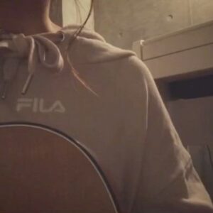 Riria Instagram - 恋人ねぇ……🙁
⚠️ワンコーラスTwitterに載っけてます #弾き語り #恋人ができたんだ