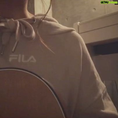 Riria - 7.9K Likes - 恋人ねぇ……🙁
⚠️ワンコーラスTwitterに載っけてます #弾き語り #恋人ができたんだ