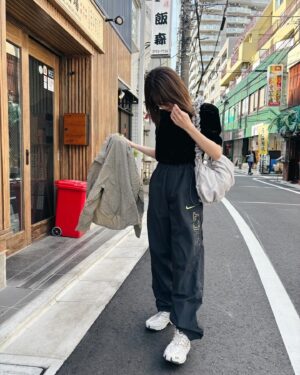 Riria Kojima Instagram - 空が明るくて
蝶々も飛んでて
なーんかうれしい。

🍑💫🪁

yay!!
.
.

#いつかの私服
#古着
.
tops &shirt いつかのフリマ~
pant @fukamidori__  @shogo_fukamidori 🦋
bag @control_freak_official 🩶
shoes @salomon 🐬