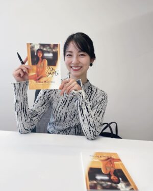 Riria Kojima Instagram - 🔍

卓上サイズだから
机の上とか棚とかどっかの隅とか

居座らせてもらえたら
嬉しいです〜

😎🫰🏻🚀
.
.

発売日:2024年02月19日

イベント:
■HMVエソラ池袋
【日程】2024年2月24日（土）
【会場】HMVエソラ池袋 店内イベントスペース
【時間】12:00/13:00/14:00

詳細はこちら↓
https://www.hmv.co.jp/store/event/49375/

購入頂けるサイトがまとまってるのはこちら↓
https://linktr.ee/ririakojima2024?utm_source=linktree_admin_share

それぞれURLはストーリーのハイライトまとめてありますので、そちらからも飛んでみてくださいませ🙏🏻🪽

©KADOKAWA／写真：佐藤佑一
#小島梨里杏カレンダー