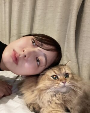 Riria Kojima Instagram - ♡

毛づくろいのたびに
口に入ってしまうもんだから
胸毛が遊び放題だわ。ごめんあそばせ。

切った方がいいのかしら。
byあも