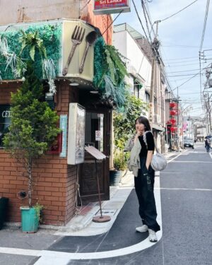 Riria Kojima Instagram - 空が明るくて
蝶々も飛んでて
なーんかうれしい。

🍑💫🪁

yay!!
.
.

#いつかの私服
#古着
.
tops &shirt いつかのフリマ~
pant @fukamidori__  @shogo_fukamidori 🦋
bag @control_freak_official 🩶
shoes @salomon 🐬