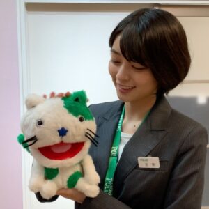 Ririka Instagram - 先日公開した、ポラス企業CM「はじめての内覧篇」のオフショット。

愛でております🐱
意外とがっちり硬めなポラ猫ちゃん。

走り回る男の子が可愛い新CM、是非ごらんください

#ポラス
#ポラ猫
#里々佳