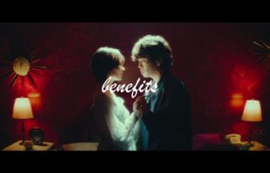 Ririka Instagram - benefits / Vaundy﻿
のMVに出演しております。﻿
﻿
本当に素敵なVaundyさんの声。﻿
独特な世界観のmv、是非ご覧ください。﻿
﻿
﻿
youtu.be/HH1g5faSLTY﻿
﻿
#Vaundy ﻿
#benefits﻿
#里々佳