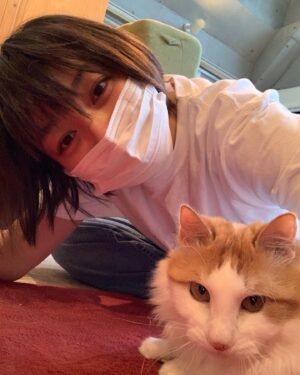 Ririka Instagram - 最近猫カフェに行くことが増えたのですが、
なんて癒しパワーなの、、

んまー！可愛いこと！