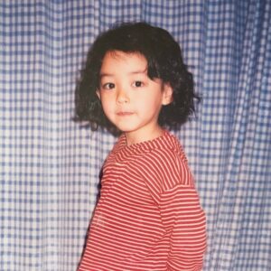 Ririka Instagram - そして本日お誕生日
おめでとう私！
ありがとう両親！
ありがとう応援してくれている皆さん！

これからもよろしくお願いします☺️お世話になります☺️

写真はちびリリ✌️
髪がストレートなのでクルクルに憧れていた