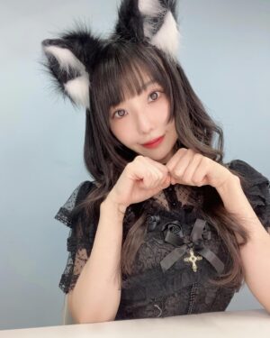 Risa Aizawa Instagram - 🐈‍⬛🌙✨

#ido #アイドル #メイク #makeup #でんぱ組 #dempagumi #アイドルメイク #シェーディング #ねこの日 #cosplay