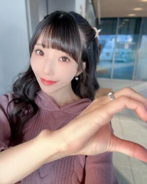 Risa Aizawa Instagram - 人生初のニーハイブーツ👣❣️なかなかの防寒力を発揮！

この日は「冬のデート❤️」がテーマのコーディネートでした✨

髪、巻きすぎてくるんくるんだったな〜。。笑

#idol #dempagumi #アイドル #ピンクコーデ #ニットコーデ #セットアップ #グレイル購入品 #grl購入品 #プチプラコーデ #grl #グレイル
