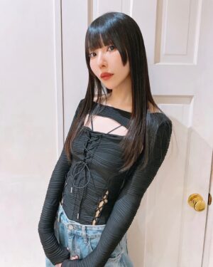 Risa Aizawa Instagram - @bettie_tokyo さんにて、縮毛矯正➕トリートメント➕カットのフルコース💖

梅雨の前に縮毛矯正で、くせや広がりを防止👷
とぅるとぅるビューティーな仕上がりです🌸🌸🌸

いつも、ありがとうございます〜😊✨

#hairfashion #hair #springfashion #レイヤーカット #縮毛矯正東京 #原宿美容院 #hairsalon #tokyohairsalon #美容室 #ロングヘア #黒髪女子 #黒髪ロング #黒髪メイク #韓国メイク #顔周りレイヤー #姫カット
