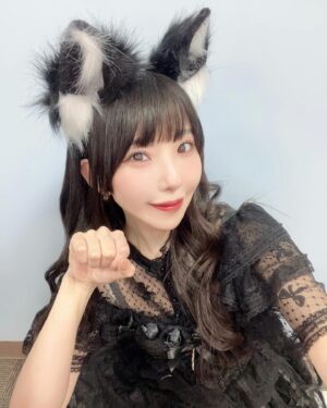 Risa Aizawa Instagram - 🐈‍⬛🌙✨

#ido #アイドル #メイク #makeup #でんぱ組 #dempagumi #アイドルメイク #シェーディング #ねこの日 #cosplay
