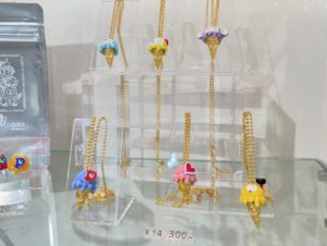 Risa Aizawa Instagram - @qpot_official さんの展示会へ行ってきたよ〜💖

新作のアクセサリーも💍
Cafeのメニューも毎回、、、天才的に可愛い、、、🤍💚🩵🤎🩷

ミントはチョコミント味💚
グレーはセサミ味🩶

中にサクサクのチョコが隠れてて最後までワクワクしちゃうスイーツでした🍰

カフェメニューは期間限定で移り変わるのでお見逃しなく〜✨

展示会で色々と目移りしながらも！
夏に届くクリアグミテディベアのピアスをオーダーしたので、夏を生き抜くぞ！という気持ちになれました🐻‍❄️

#qpot #qpotcafe #kawaii #sweets #makeup #cake #ドラえもん #藤子F不二雄 #女子会 #東京カフェ #女子会コーデ #tokyocafe #スイーツ巡り #cafe