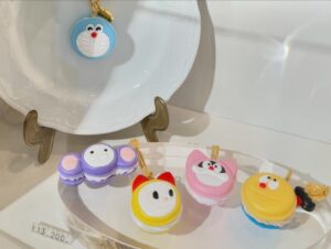 Risa Aizawa Instagram - @qpot_official さんの展示会へ行ってきたよ〜💖

新作のアクセサリーも💍
Cafeのメニューも毎回、、、天才的に可愛い、、、🤍💚🩵🤎🩷

ミントはチョコミント味💚
グレーはセサミ味🩶

中にサクサクのチョコが隠れてて最後までワクワクしちゃうスイーツでした🍰

カフェメニューは期間限定で移り変わるのでお見逃しなく〜✨

展示会で色々と目移りしながらも！
夏に届くクリアグミテディベアのピアスをオーダーしたので、夏を生き抜くぞ！という気持ちになれました🐻‍❄️

#qpot #qpotcafe #kawaii #sweets #makeup #cake #ドラえもん #藤子F不二雄 #女子会 #東京カフェ #女子会コーデ #tokyocafe #スイーツ巡り #cafe