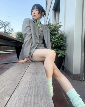 Risa Aizawa Instagram - もうちょいカチモリヘア練習しないとな感じ。笑
ツンツンしなかったの🤔

#springfashion #spring #sly #ジャケットコーデ #韓国メイク #カチモリヘア #hairfashion #ヘアアレンジ #까치머리 #idol #アイドルメイク #でんぱ組 #fashion #maisonspecial