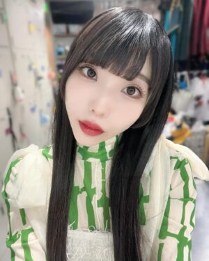 Risa Aizawa Instagram - マツエクをミンクの130本にチェンジしたよ〜👁️👁️
しっかりメイクに合うようにしました💖

Cカール
目頭9mm〜グラデ、センター13mm
Jカール
目尻12mm

アイラインは目尻長めで上はほとんど引かず、
まつ毛の間を埋める。

目尻側下瞼。
まつ毛の際を気持ち余白を残しつつブラウンシャドウでたれ目ぽく。
涙袋にキラキラペンシルからの、オレンジ系シャドウ。

下まつ毛際。目頭側〜センターちょい超えるくらいまで薄くモーブピンクのアイライン。センター超えるくらいからは、シャドウに繋がるように少しまつ毛の生え際よりも下にペン先を抜いてます。

#マツエク #ミンク #まつげ #まつ毛エクステ #ワンホン #ワンホンメイク #アイドルメイク #チャイボーグメイク #チャイボーグ #アイドル #makeup #姫毛 #レイヤーカット #韓国メイク