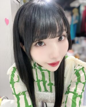 Risa Aizawa Instagram - マツエクをミンクの130本にチェンジしたよ〜👁️👁️
しっかりメイクに合うようにしました💖

Cカール
目頭9mm〜グラデ、センター13mm
Jカール
目尻12mm

アイラインは目尻長めで上はほとんど引かず、
まつ毛の間を埋める。

目尻側下瞼。
まつ毛の際を気持ち余白を残しつつブラウンシャドウでたれ目ぽく。
涙袋にキラキラペンシルからの、オレンジ系シャドウ。

下まつ毛際。目頭側〜センターちょい超えるくらいまで薄くモーブピンクのアイライン。センター超えるくらいからは、シャドウに繋がるように少しまつ毛の生え際よりも下にペン先を抜いてます。

#マツエク #ミンク #まつげ #まつ毛エクステ #ワンホン #ワンホンメイク #アイドルメイク #チャイボーグメイク #チャイボーグ #アイドル #makeup #姫毛 #レイヤーカット #韓国メイク